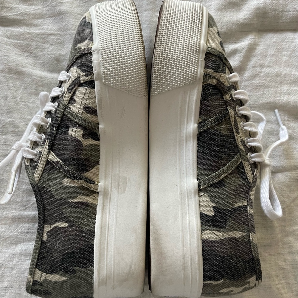 Superga Platform Camo Sneaker 8.5 - Picture 3 of 3